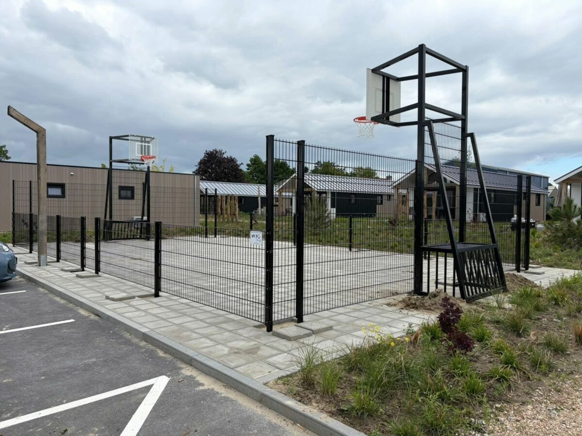 Maatwerk pannakooi met basketbal geplaatst in Yerseke 8 Maatwerk pannakooi van 7,5 x 12,5 meter met basketbalvoorzieningen geplaatst op bestaande tegelverharding in Yerseke Zeeland